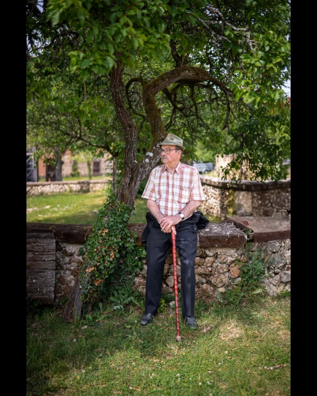 Je couvrais un mariage dans un lieu magnifique: la commanderie templière d'Arville, un endroit si charmant que même les pierres semblent sourire. Comme l'endroit était encore ouvert au public avant la cérémonie, je me suis dit : "Je ne vais pas rater un seul invité !". Alors, j'ai commencé à photographier autant que possible.

Et devinez quoi ? En triant les photos, j'ai découvert qu'un des invités n'était... eh bien, pas un invité du tout ! Mais malgré tout, sa photo est incroyable : le lieu, la pose, ce regard pensif... Comme s'il était le gardien mystérieux de la commanderie venu se glisser dans les souvenirs.

Et au final, je suis vraiment content d'avoir capturé ce moment. Parce que parfois, les meilleures surprises sont celles qu'on ne prévoit pas. Je la garde et vous la partage donc.